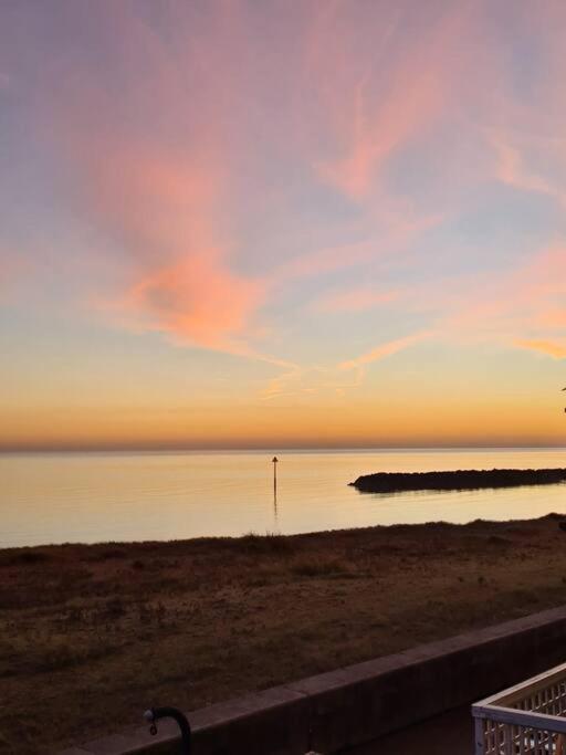 Awave From It All - Escape The City Life Jaywick Sands Exterior foto